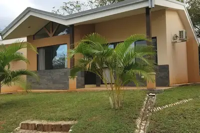 Image de Maison en face de la piscine à proximité de dizaines de grandes plages - La Pequena Casa