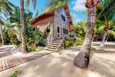 Image de Cabane en bord de mer avec plage privée, quai et hamac dans un quartier calme