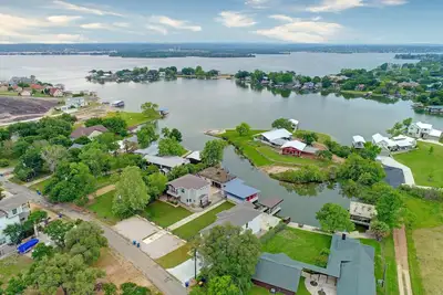 Image de Waterfront Entertainment Lake House avec Community Dock sur le lac Lbj