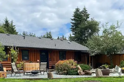 Image de Une véritable expérience sur la côte ouest 3br maison en bois sur mesure sur une superficie privée.