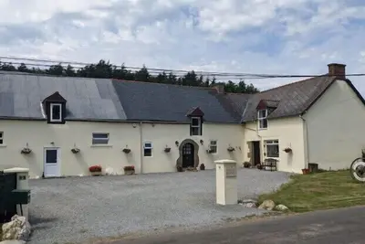 Image de Grande maison avec piscine, terrasse, spa, bar et salle de jeux. Chambres en suite