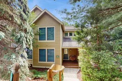 Image de Maison confortable, chaleureuse et accueillante avec une cheminée à bois et de belles vues!