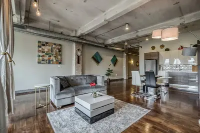 Image de Downtown Dallas 2br Loft + Pool + Views + Parking + Gym❤️️