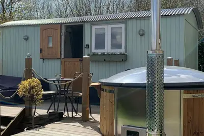 Image de Grande cabane de berger de New Forest et bain Ă remous scandinave avec hydromasseur <br><br>