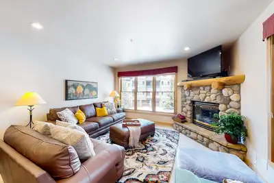 Image de Condo situé au centre avec vue sur la montagne, bain à remous partagé et terrains de sport