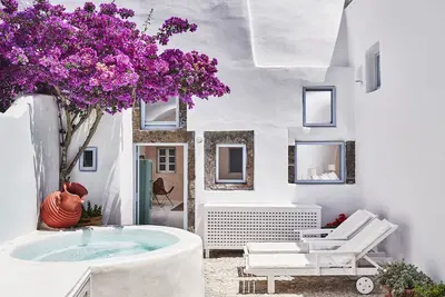 Image de Charmante villa de 2 chambres avec bain à remous, joyau de l'architecture de Santorin