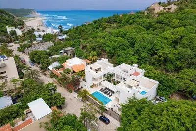 Image de Condo chic dans le quartier du complexe avec terrasse commune sur le toit | Marcher jusqu'à la plage