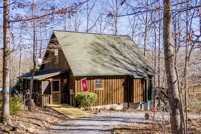 Image de Belle cabane au bord du lac nichée dans les bois!