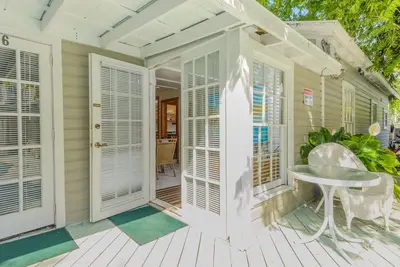 Image de Two Bedroom Two Bath Poolside Villa Steps from Duval!