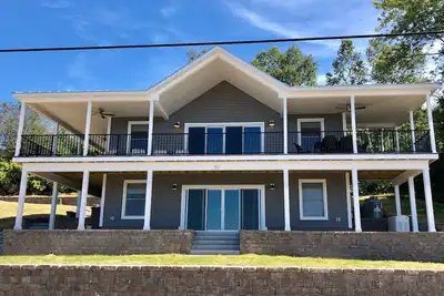 Image de This spacious home offers a Fantastic covered porch, perfect to spend your days gazing at the ocean!