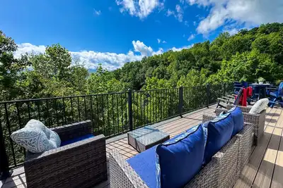 Image de Nouveau! Gatlinburg Luxury Chalet-8br-3 Floor-Hot Tub-Amazing View-GameRm