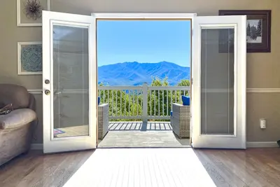 Image de Nouveau! Gatlinburg Luxury Chalet-4bdrm-Hot Tub-Amazing View-Game Room
