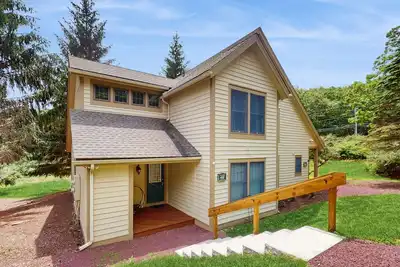 Image de Maison confortable et familiale avec foyer au bois et terrasse - près des pistes!