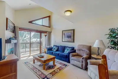 Image de Condo lumineux avec vue sur la montagne, piscine intérieure et bain à remous communs