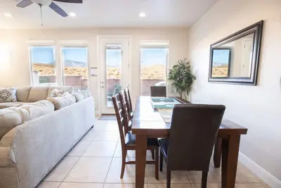 Image de 4 chambres - Master au rez-de-chaussée 2. 5 bains - 11 personnes