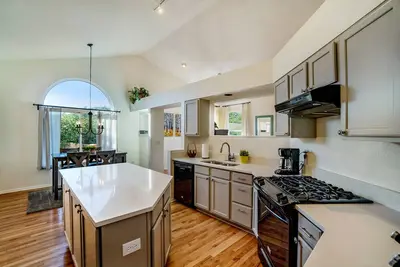 Image de Beautifully Undated Home Under the \"Rock\" and 2 Minutes to Downtown