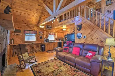 Image de Nouveau! Cabine rustique avec bain à remous, 0. 3 Mi. à Main St!