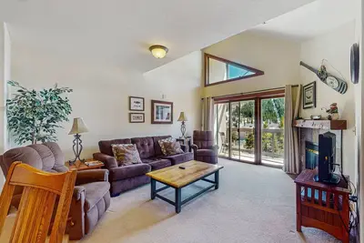 Condo de montagne chic avec vue sur le domaine skiable, piscine intérieure et bain à remous, navette pour les ascenseurs