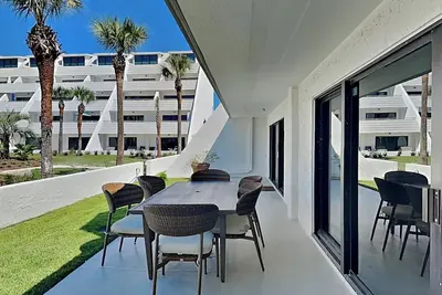 Image de Condo sur la plage avec service de plage gratuit. Piscine au rez-de-chaussée et accès à la plage!