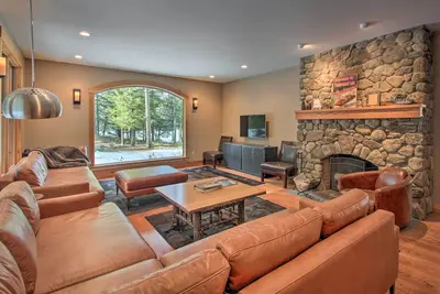 Image de Nouveau! Tranquille Lakefront Hideaway w / Beach & Dock