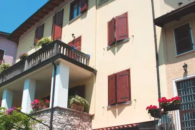 Image de Whng. avec 2 chambres, salle de bains et balcon avec vue fantastique sur la montagne.