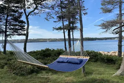 Image de Regina's Cottage, chalet confortable sur l'eau!