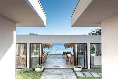 Image de Nouveau : Villa d'architecte avec terrasse les pieds dans l'eau