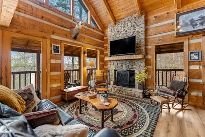 Image de Retraite confortable et isolée, avec vue sur la montagne, table de billard et bain à remous privé!