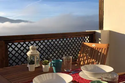 Image de Appartement neuf avec vue incroyable, cheminée et piscine.