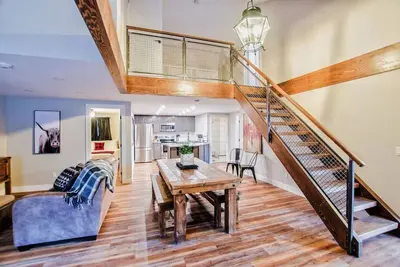 Image de Nouveau 4Bdrm Mountain Retreat avec piscine extérieure chauffée et bain à remous