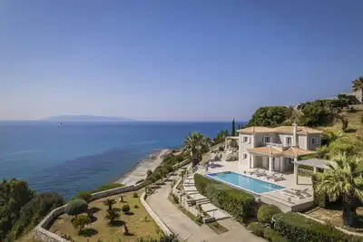Image de Villa Thalassa est une villa de 3 chambres face à la mer avec piscine privée
