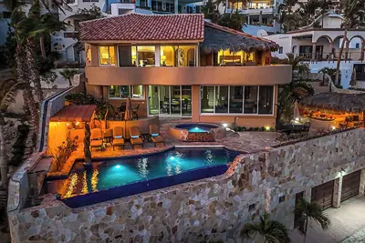 Image de Pedregal Beach Luxury Villa! Steps to the beach & Downtown