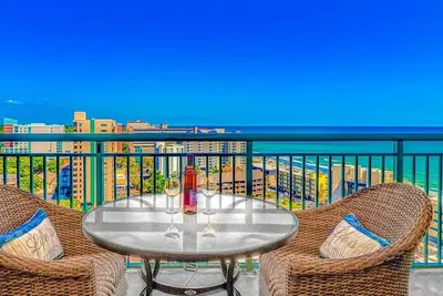 Image de Condo Golden Mile Retreat 3br avec des vues spectaculaires sur l'océan! 8 couchages!