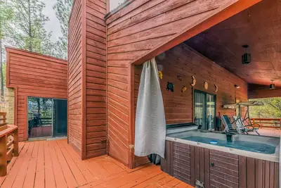 Image de Niveau D'ENTRÉE Sur Cette Cabine Avec 2 MAÎTRES Suites, Hot Tub,