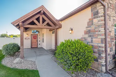 Image de ♡ BlackBear Iv - Grande maison de luxe avec garage, grande cour, 2 chambres principales, animaux acceptés