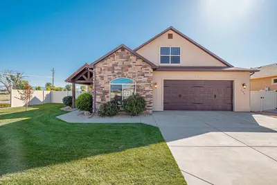 Image de ♡ BlackBear Ii - Grande maison de luxe avec garage, grande cour, 2 chambres principales, animaux acceptés