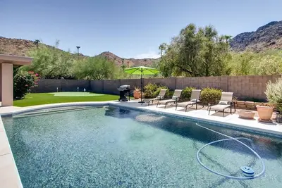 Image de Vues à la lumière de la ville à proximité de l'entraînement printanier de baseball, de plaisir et de shopping