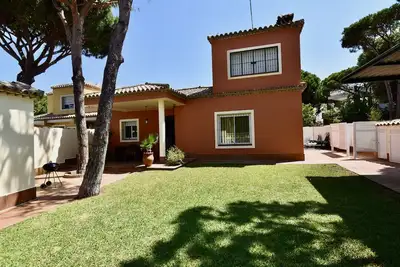 Image de Villa avec emplacement incroyable! 500m de la plage