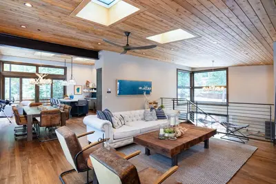 Image de Maison nouvellement construite et alpine chic avec bain à remous privé à quelques pas de la plage