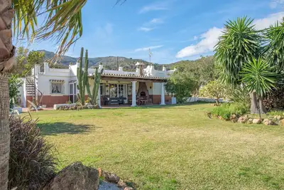 2 maisons dans le grand jardin, 4 chambres, 2 cuisines privées, piscine chauffée