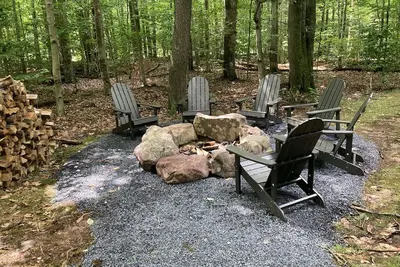 Image de Timber Trails Cabin on large wooded lot in the Lake Naomi Club in the Pocono’s