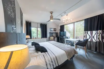 Image de Villa de vacances De Witte Merel avec glamping et bien-ĂŞtre.