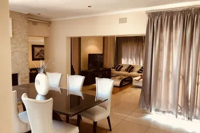 Image de Belle maison avec plan ouvert Deux salons et cuisine Morden chambre principale lit king