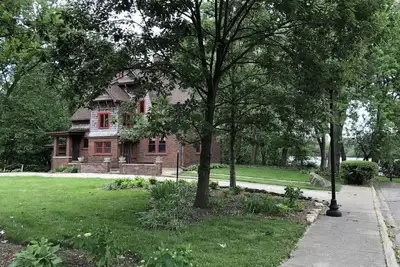 Image de Histoire et luxe sur la rivière Kankakee. Une maison privée au bord de l'eau.