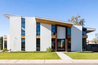 Image de Se détendre. Renouveler. Rechargez au Blue Sky Modern. Nouvelle architecture étonnante!
