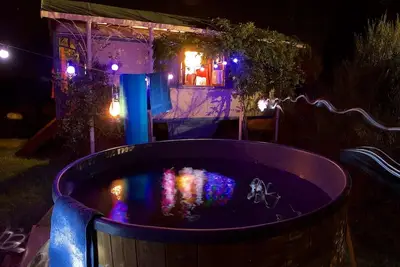 Image de Chariot de gitane romantique avec une vue magnifique depuis votre bain à remous dans une nature magnifique.