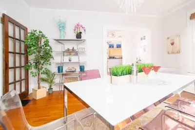 Image de Modern Bungalow Downtown Music & Wine Themed