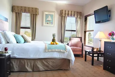 The Alexander Suites - # 103 Queen Suite