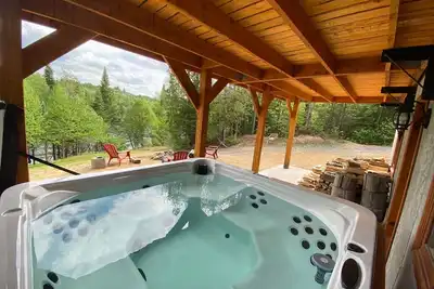 Image de Superbe chalet en bois rond aux paysages uniques avec spa!