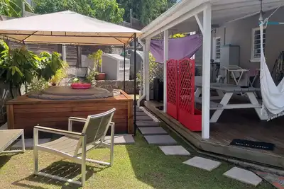 Beau F2 à la Villa Didi, vue mer, clim, spa, piscine, jardin, bateau